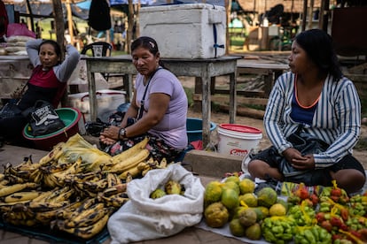 Artea Pérez (centro) vende sus productos en el mercado tradicional de Puerto Nariño, el 16 de octubre de 2024.