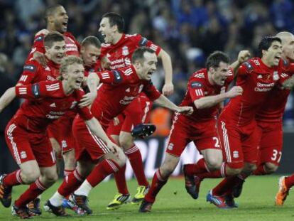 Los jugadores del Liverpool celebran el &uacute;ltimo penalti, el trofeo.