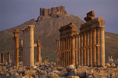 Las ruinas de Palmira, del siglo II y de influencia romana, con el castillo árabe al fondo, forman uno de los más espectaculares conjuntos arqueológicos de Oriente Próximo.