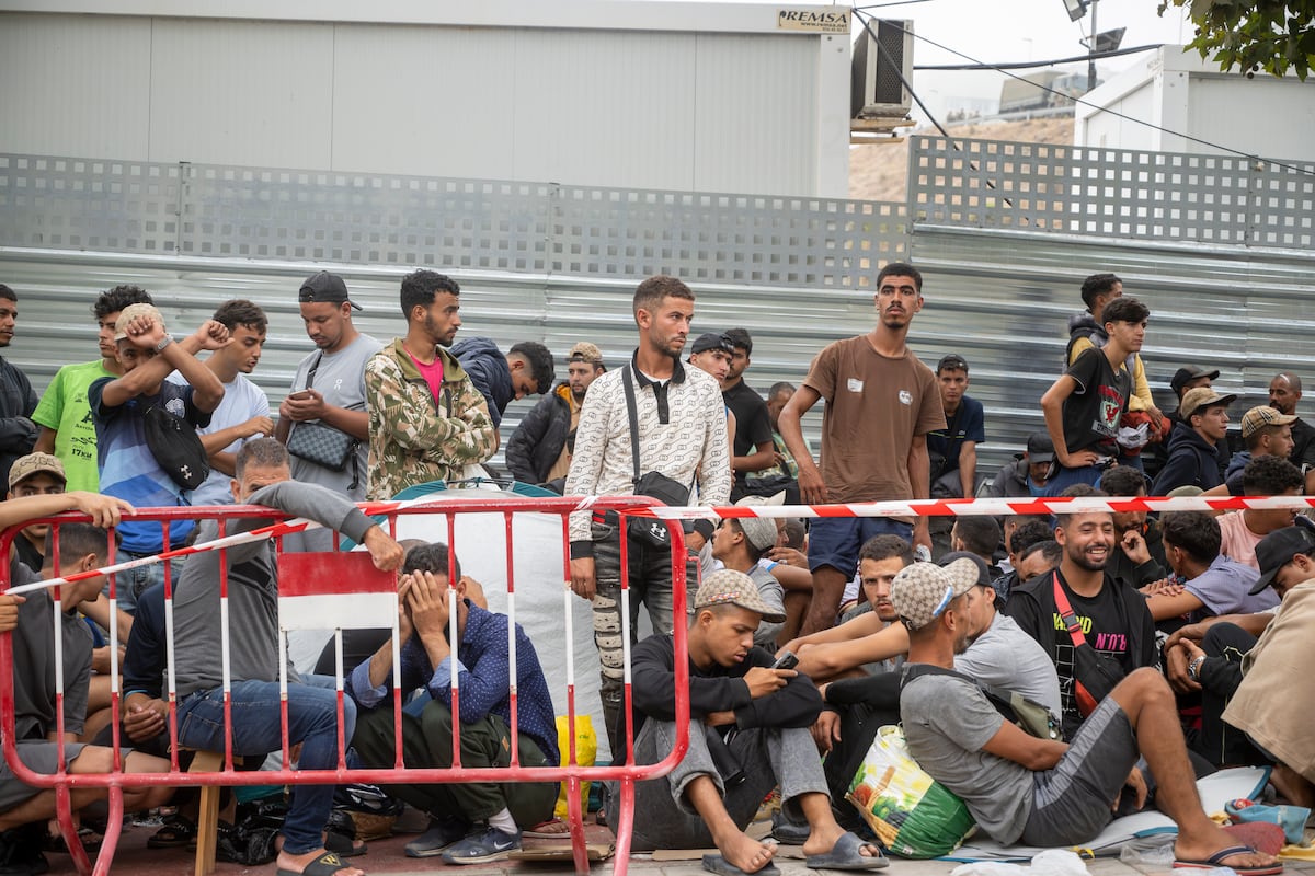 La incierta espera a la intemperie por una plaza en un centro de acogida en Ceuta: “Es muy duro pasar la noche ahí”