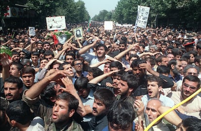 Unas 10.000 personas lloran el 7 de Julio de 1988 en Teherán la muerte de los 290 pasajeros del vuelo Air Iran derribado por la Armada estadounidense cuando viajaba rumbo a Dubái.