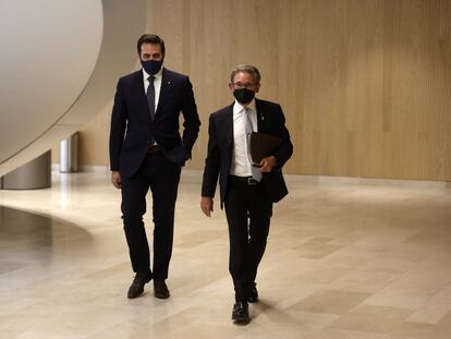 El consejero de Economía, Jaume Giró (der.) junto a su secretario general, Jordi Cabrafiga (izq.), el pasado miércoles en la sede del departamento