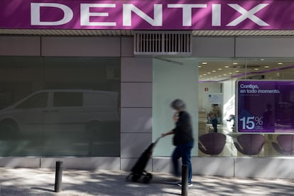Una mujer pasea frente a una clínica de Dentix en Madrid.