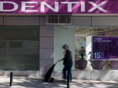 Una mujer pasea frente a una clínica de Dentix en Madrid.