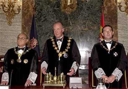 Don Juan Carlos acompañado de Hernando y Michavila, al inicio del acto de la apertura del año judicial.