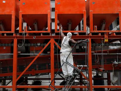 Un trabajador en una fábrica de gas reciclado en Nueva York (Estados Unidos), el pasado 3 de junio.