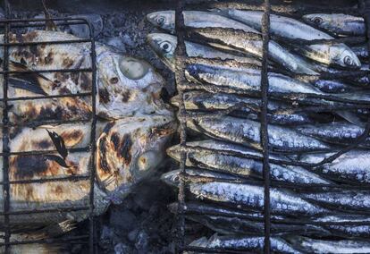 Parrillada de sardinas recién pescadas y hechas sobre carbones en el puerto.