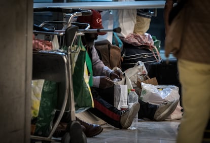 Varias personas, en un acceso en la Terminal 4 del Aeropuerto Adolfo Suárez Madrid-Barajas en mayo.