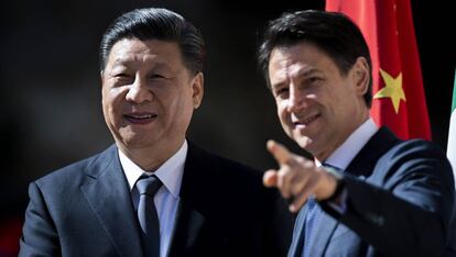 Xi Jinping  y Giuseppe Conte antes de firmar el acuerdo este sábado. 
