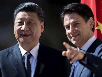 Xi Jinping  y Giuseppe Conte antes de firmar el acuerdo este sábado. 