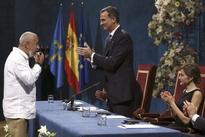 El rey Felipe Vi entrega al escritor cubano, Leonardo Padura, el Premio Princesa de Asturias de Las Artes, durante la ceremonia de entrega de estos galardones, celebrada esta tarde en el Teatro Campoamor de Oviedo.