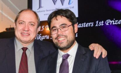 Hikaru Nakamura, a la derecha, recibe el cheque de 20.000 libras como vencedor de la edición de 2015. Se lo entrega James Humphreys, presidente de Tradewise