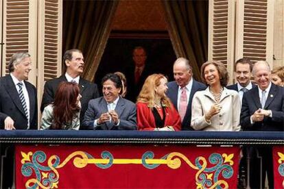 De izquierda a derecha, el presidente de Argentina, Néstor Kirchner, y su esposa, Cristina Fernández; el de México, Vicente Fox; el de Perú, Alejandro Toledo, y su esposa, Eliane Karp; los Reyes; Zapatero; el mandatario de Chile, Ricardo Lagos, y Sonsoles Espinosa, esposa del jefe del Gobierno español, en Salamanca.