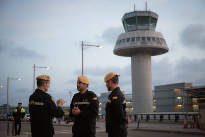 Agentes de la Unidad Militar de Emergencias (UME) del Ejército en el aeropuerto de El Prat de Llobregat, el pasado jueves.