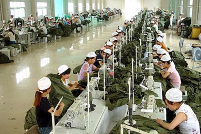 Mujeres en una fábrica textil en la ciudad de Huaibei, al este de China.