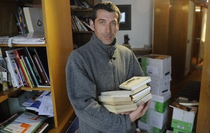 Nikolas Ocio, con los cerca de 300 libros que ha donado un particular para financiar su cortometraje. 