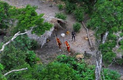 Indígenas aislados en la selva del Amazonas lanzando flechas al helicóptero de la expedición de la Fundación Nacional de Indígena de brasilk (FUNAI) que tomó el imagen en 2008