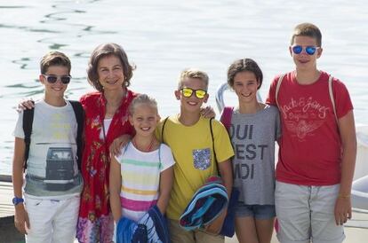 La reina Sofía posa con sus nietos en su primer día del curso de vela en Mallorca. De izquierda a derecha: Pablo Nicolás, Irene, Miguel, Victoria Federica y Juan Valentín. Una imagen en la que falta el hijo mayor de la infanta Elena, Felipe, y las dos hijas de los Reyes, Leonor y Sofía.