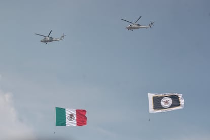 Helicópteros de la Fuerza Aérea de México participan en el desfile por el 214 aniversario del inicio de la Independencia de México, este lunes, en la plancha del Zócalo capitalino. 