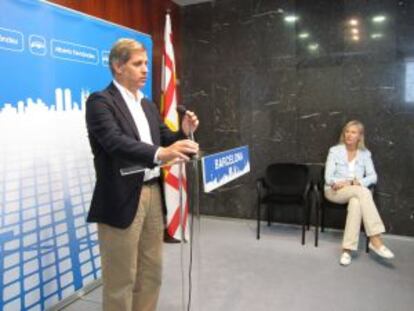 Alberto Fernández Díaz y la concejal del PP Àngels Esteller, en un momento de la rueda de prensa.