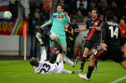 Messi supera el porter Leno durant un partit entre el Barça i el Bayer Leverkusen, al BayArena, corresponent als vuitens de la Lliga de Campions. En l'anada d'aquesta eliminatòria va marcar cinc gols.