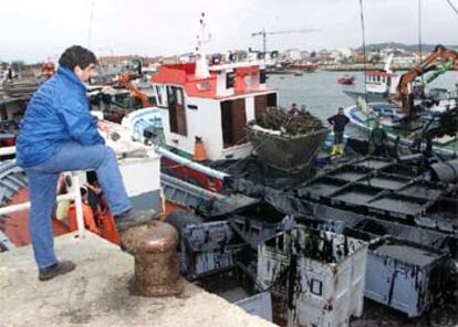 Los pescadores sólo tienen ojos para el fuel. "El barco es lo que menos me importa. Barcos hay muchos, pero ría sólo hay una", asegura el mejillonero Agustín Pose al lado de su barco ennegrecido. "¡Hambre para diez años!", se lamenta el marinero José Rey Paz.