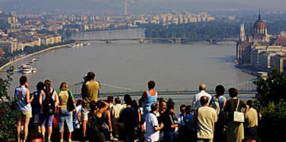 Un grupo de personas contempla la crecida del Danubio a su paso por Budapest, la capital húngara.