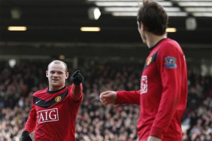 Rooney celebra su segundo gol con Berbatov.