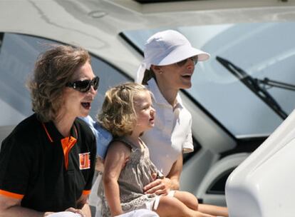 La reina Sofía, la infanta Leonor y la princesa Letizia siguen ayer desde una lancha la Copa del Rey.