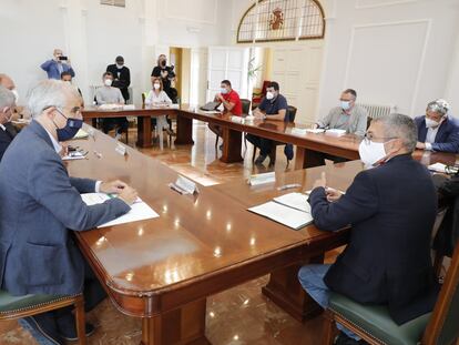 Reunión de la mesa de diálogo sobre el futuro de Ence en Pontevedra.