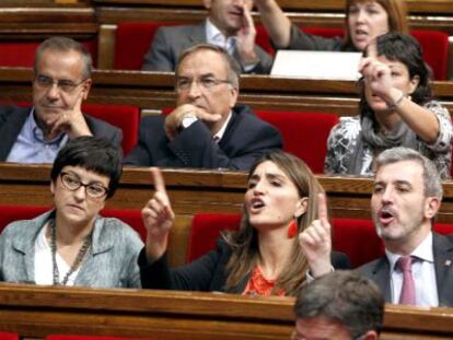 Diputados del PSC, ayer durante la votaci&oacute;n de las resoluciones en el Parlamento catal&aacute;n. 