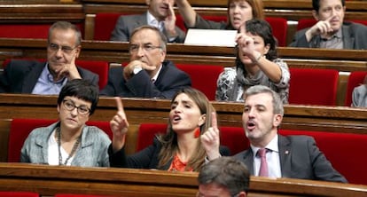 Diputados del PSC, ayer durante la votaci&oacute;n de las resoluciones en el Parlamento catal&aacute;n. 