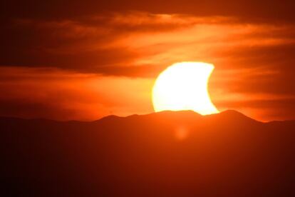 Los estados de Hawai y Nueva Inglaterra son los únicos que por su situación geográfica se perdieron el eclipse, el cuarto y último de año. En la imagen, Blu Ridge Mountains, en Lynchburg, Virginia.