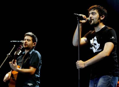 El dúo Estopa en el concierto que han ofrecido anoche en el Palau Sant Jordi de Barcelona