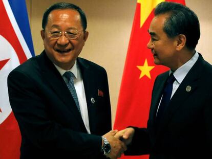 El ministro de Asuntos Exteriores norcoreano, Ri Yong-ho, con su hom&oacute;logo chino, Wang Yi.