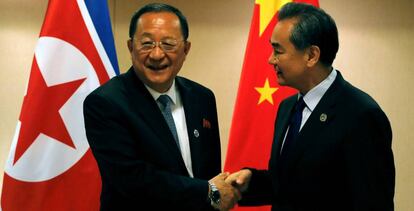 El ministro de Asuntos Exteriores norcoreano, Ri Yong-ho, con su hom&oacute;logo chino, Wang Yi.