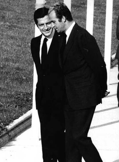 El rey Juan Carlos y Adolfo Suárez, en el aeropuerto de Barajas.