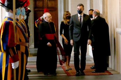 Pedro Sánchez junto con su esposa, Begoña Gómez, y monseñor Leonardo Sapienza se dirigen a la reunión a puerta cerrada con el papa Francisco.