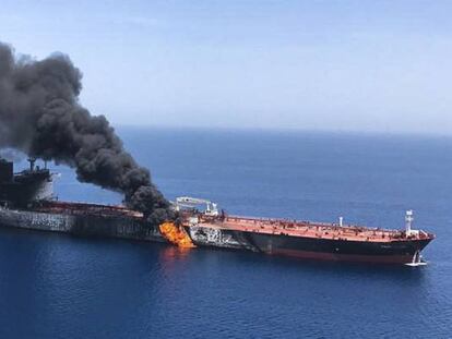 Uno de los petroleros atacados arde en el estrecho de Ormuz. 