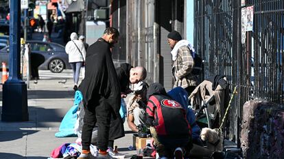 La adicción a la droga cambia las prioridades de las personas y hace ignorar placeres como la comida o el sexo. En la imagen, consumidores de fentanilo en San Francisco (EE UU).