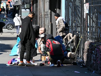 Drug addiction changes peoples’ priorities and leads them to ignore basic pleasures like food and sex. This image shows fentanyl consumers in San Francisco.