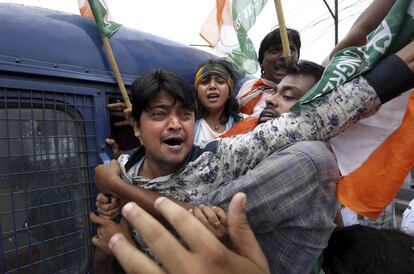 Activistas del Partido del Congreso indio son arrestados mientras protestan durante la huelga general de doce horas convocada en Calcuta (India). Manifestantes protestaron en contra del presunto linchamiento de un estudiante del Sabang College en Bengala.