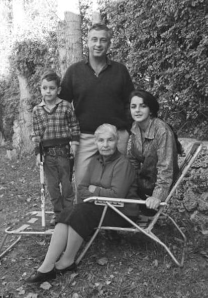 Sharon con su segunda mujer, a su izquierda, y su hijo Gul
