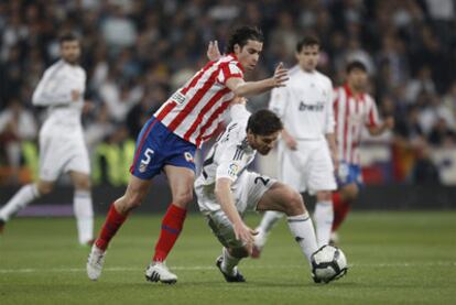 Tiago y Xabi Alonso tratan de hacerse con la pelota.