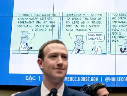 Zuckerberg diante de tirinha de Dilbert que ironiza os termos de adesão às redes sociais usada para questioná-lo na sabatina do Congresso dos EUA.