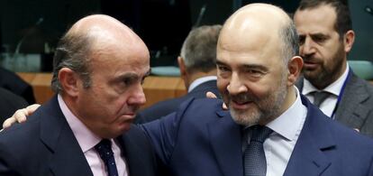 Pierre Moscovici, comissário de Finanças, com Luis de Guindos.