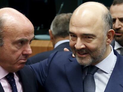 Pierre Moscovici, comisario de finanzas, con Luis de Guindos.