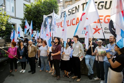 Concentración este lunes en Santiago de Compostela convocada por la organización juvenil del BNG, Galiza Nova, contra la concesión de la condecoración a la princesa Leonor. 