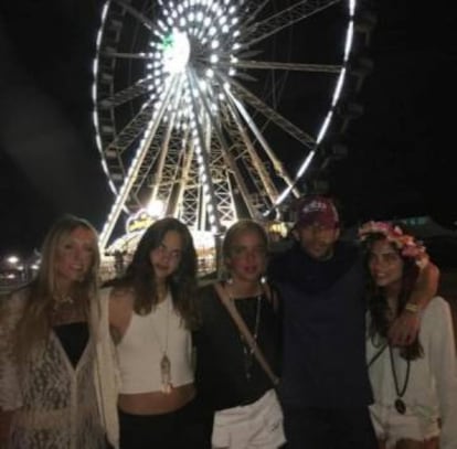 Alonso Aznar con amigas en Coachella.