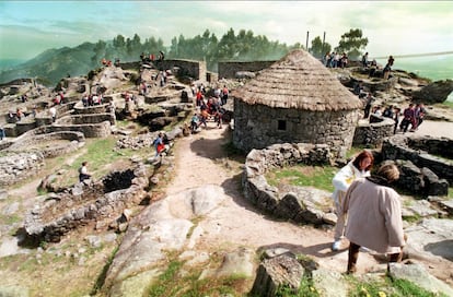 Este castro, situado a 300 metros de altitud, domina el océano Atlántico, la desembocadura del río Miño y buena parte de la costa. Sus orígenes se remontan a los siglos II y I antes de Cristo, pero las casas rectangulares delatan el influjo romano, ya que las cabañas galaicas eran circulares —según se dice, para que los espíritus no quedasen atrapados en las esquina—. Se encuentra en el municipio de A Guarda. La entrada al museo arqueológico cuesta 1 euro. Más información: <a href="http://www.aguarda.es/" target="_blank">aguarda.es.</a>